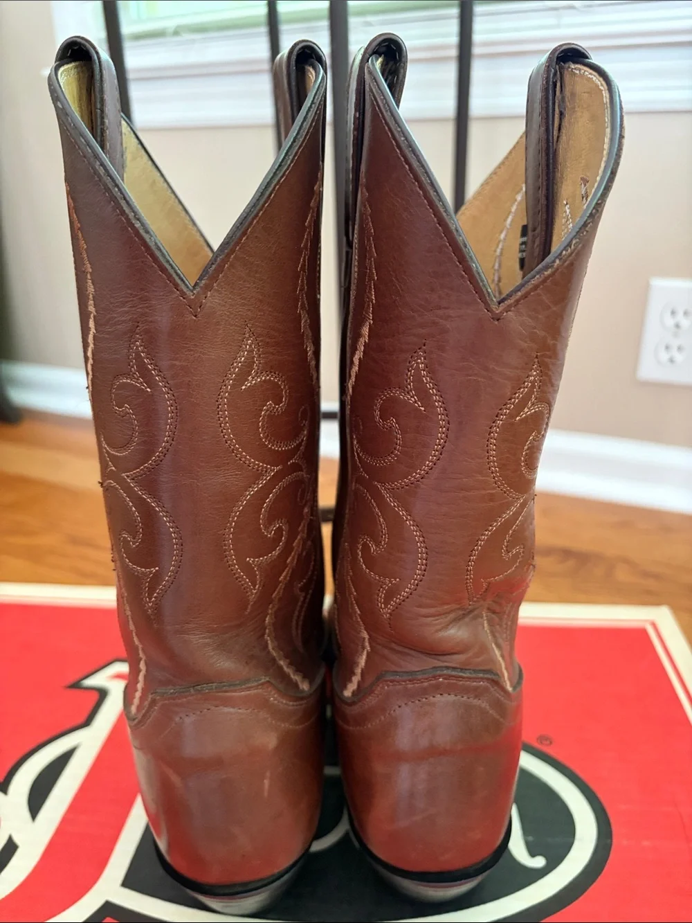 Justin Boots Brown Leather Western Cowboy Boots with Embroidery. Size: 7.5